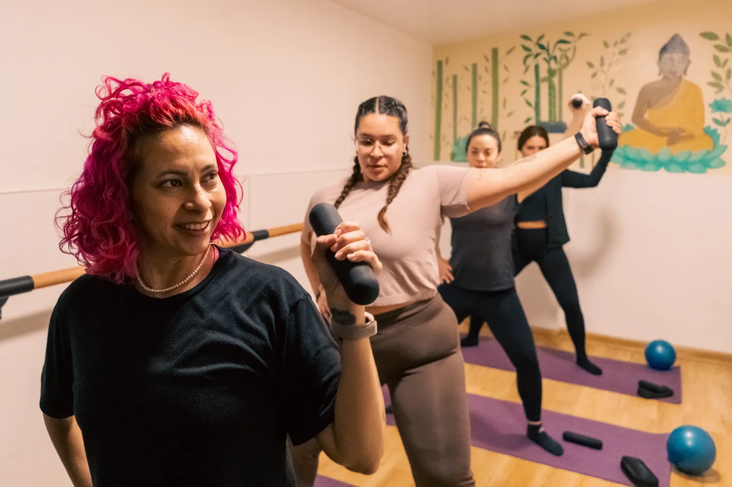 Clase de Barre con pesas livianas en Ítaca Studio