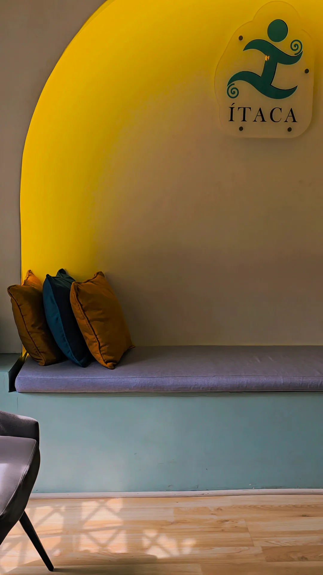 Recepción de Ítaca Studio con el logo en la pared