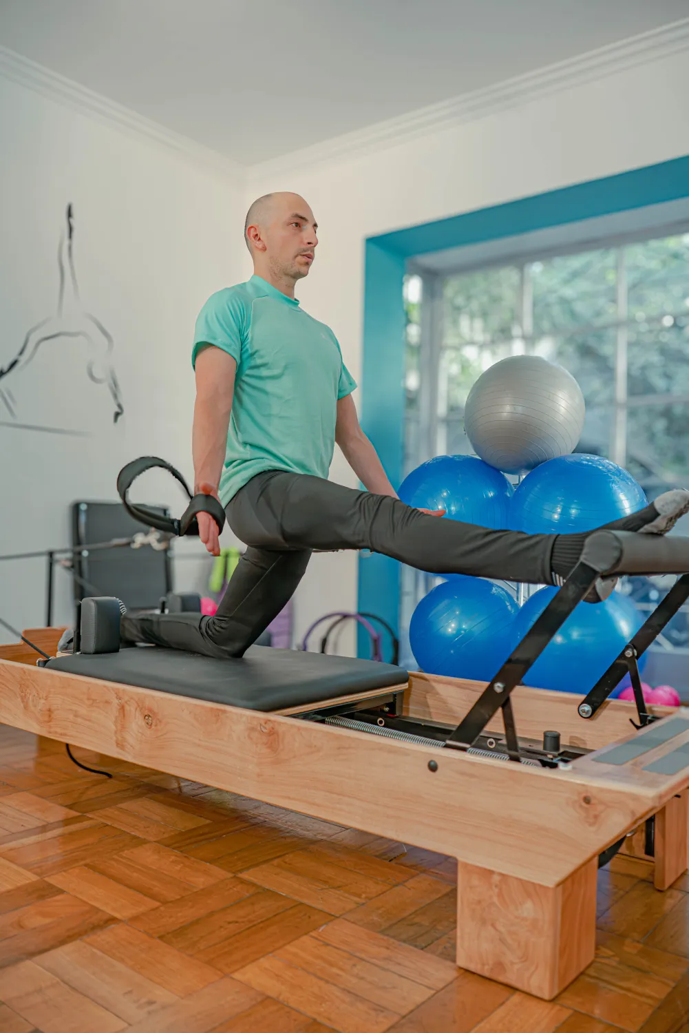 Instructor practicando Pilates Reformer en Ítaca Studio